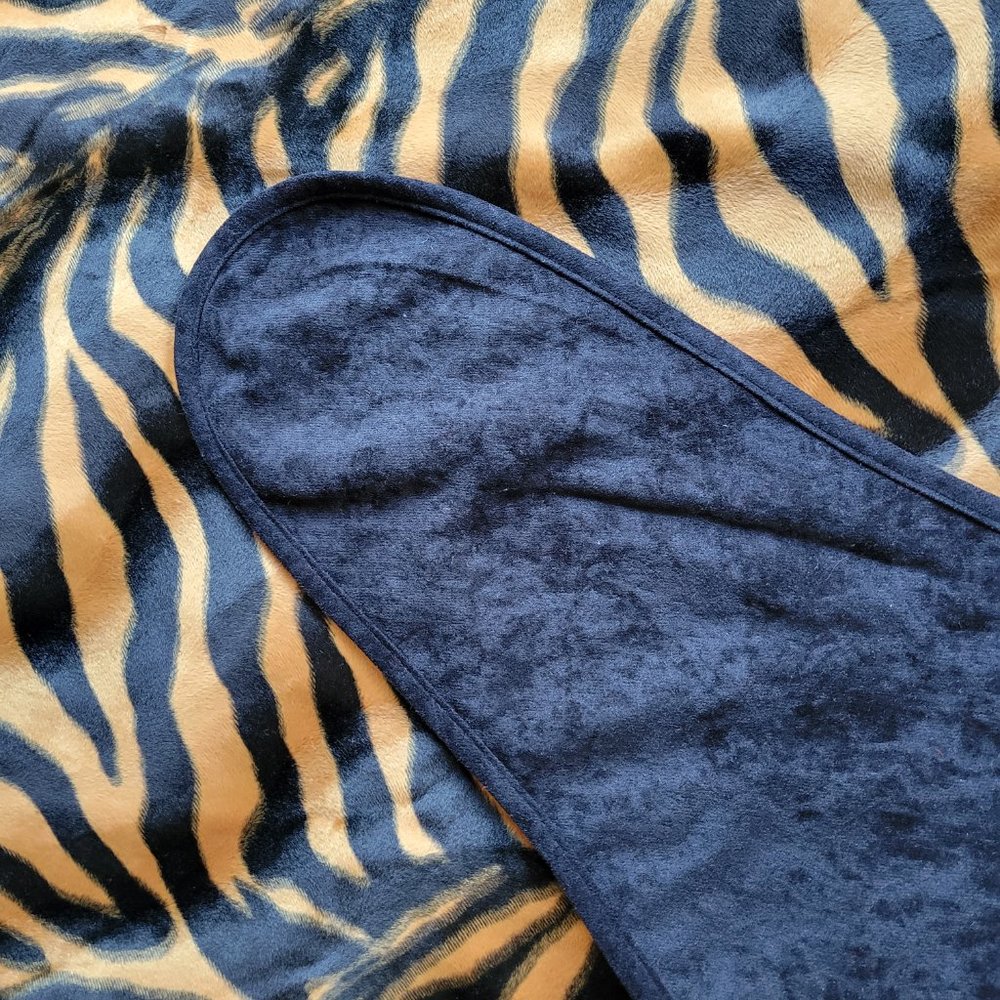 NWOT Plush Velvety "Tiger Skin" throw blanket - Picture 3 of 4